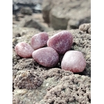 Pierres roulées en quartz fraise naturel sur roche en Bretagne, pierres naturelles évoquant l’amour de soi, la tendresse émotionnelle et la sérénité du cœur.