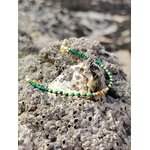 Bracelet fin en malachite facettée et cuivre plaqué or sur coquillage et rocher brut en Bretagne, composition minérale élégante