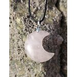 Pendentif lune en quartz rose naturel sur roche bretonne, bijou tendre aux nuances rosées associé au réconfort, à l’écoute de soi et à l’équilibre émotionnel.