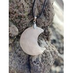 Pendentif lune en quartz rose naturel suspendu sur écorce en décor Bretagne, bijou en pierre naturelle associé à l’apaisement, à la sensibilité et à la paix émotionnelle.