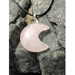 Pendentif lune en quartz rose naturel sur roche en Bretagne, bijou doux et lumineux relié à l’amour de soi, à la consolation et à l’harmonie intérieure.