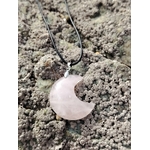 Pendentif lune en quartz rose naturel sur roche bretonne, photo Bretagne, bijou délicat lié à la bienveillance, au réconfort affectif et à la sérénité.