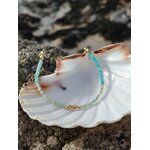 Bracelet amazonite facettée 2 mm et cuivre plaqué or sur coquillage blanc et rocher sombre en Bretagne, bijou fin aux tons bleu-vert pour douceur