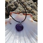 Pendentif cœur en améthyste sur cordon noir, posé sur un coquillage parmi les rochers en Bretagne, harmonie du ressenti et présence plus douce