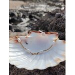 Bracelet perles d’eau douce et nacre sur coquillage et rochers en Bretagne, calme intérieur, féminité et délicatesse