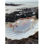 Bracelet perles d’eau douce et nacre sur coquillage blanc en Bretagne face à la mer, douceur, harmonie et élégance