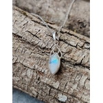 Pendentif elfique en péristérite argent 925 suspendu à une chaîne en acier inoxydable, posé sur une écorce aux reliefs bruts, reflets bleu laiteux, ambiance naturelle évoquant intuition, douceur et apaisement.