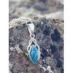 Pendentif elfique en apatite bleue et argent 925 posé sur un rocher breton dans une ambiance naturelle et minérale, bijou en pierre naturelle relié à l’inspiration, au discernement et à la tranquillité intérieure.