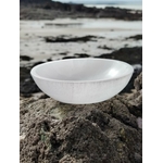 Bol en sélénite 15 cm posé sur des rochers en Bretagne face à la mer, dans une ambiance lumineuse et apaisante, inspirant purification, calme et clarté intérieure