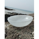 Bol en sélénite 15 cm posé sur un rocher en Bretagne face à la mer, sous une lumière douce et un ciel clair, évoquant apaisement, purification et clarté intérieure.