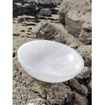 Bol en sélénite 15 cm photographié sur les rochers en Bretagne, dans un décor minéral naturel, inspirant purification, sérénité et clarté émotionnelle au quotidien.