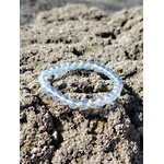 Bracelet Angel Aura 6 mm sur roche en Bretagne, quartz irisé bleuté sur base de cristal de roche, harmonie intérieure et calme