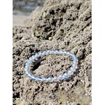 Bracelet Angel Aura Quartz sur rochers minéraux en Bretagne, reflets irisés bleutés, bracelet 6 mm pour douceur et recentrage