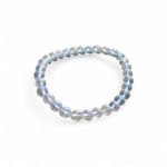 Bracelet Angel Aura sur base de cristal de roche 6 mm sur fond blanc, perles irisées bleutées, bijou lumineux et apaisant