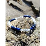 Bracelet migraine en lapis-lazuli, labradorite et sélénite 6 mm, posé sur les rochers de Bretagne près de l’eau, dans une ambiance naturelle de calme, d’harmonie et de clarté