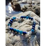 Bracelet Creativity Boost près de l’eau sur rochers bretons, lapis-lazuli, apatite et cristal de roche pour vision nette et motivation créative