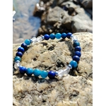 Bracelet Creativity Boost 6 mm en lapis-lazuli, apatite et cristal de roche sur rochers bretons, inspiration claire, imagination vive et énergie de création
