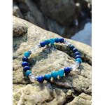Bracelet Creativity Boost sur rochers en Bretagne près de l’eau, pierres naturelles pour créativité vivante, esprit clair et imagination en mouvement
