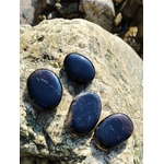 Galets en quartz fumé posés sur un rocher en Bretagne, pierres naturelles évoquant la maîtrise de soi, la tranquillité intérieure et la profondeur apaisante.