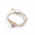 Bracelet Love quartz rose sur fond blanc, semainier en acier inoxydable doré, bijou fin à l’énergie tendre.