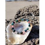 Bracelet chakra cœur 6 mm dans un coquillage sur rochers en Bretagne, pierre naturelle pour équilibre affectif, douceur du lien et sérénité émotionnelle