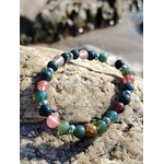Bracelet chakra cœur 6 mm en agate mousse et tourmaline melon d’eau sur rochers en Bretagne près de l’eau, harmonie affective, douceur du cœur et apaisement intérieur