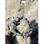 Bracelet chakra cœur 6 mm posé entre les rochers en Bretagne, agate mousse et tourmaline melon d’eau pour lien apaisé, stabilité du ressenti et douceur relationnelle