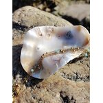 Bracelet amazonite facettée multi-rangs posé sur coquillage au milieu des rochers en Bretagne, perles bleu pastel et esprit bord de me