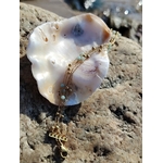 Bracelet doré multi-rangs en amazonite facettée sur fond blanc, fines chaînes élégantes et perles bleu ciel au style raffiné