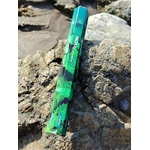 Encens Terra Patchouli sans charbon posé sur les rochers en Bretagne, photo naturelle évoquant ancrage, purification et apaisement.