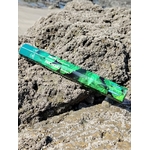 Encens Terra Patchouli sans charbon allongé sur les rochers en Bretagne, photo naturelle évoquant ancrage, sérénité et purification.