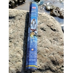 Encens Shiva posé sur les rochers en Bretagne face à l’océan, photo spirituelle évoquant purification, élévation et énergie sacrée.