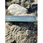 Boîte d’encens masala Triade 15 g Fragrance et Sens, posée sur rochers et coquillage en Bretagne, dans une ambiance spirituelle évoquant harmonie, recentrage et élévation.