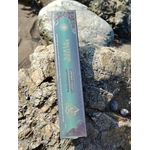 Boîte d’encens masala Triade 15 g Fragrance et Sens, posée sur les rochers en Bretagne, dans une ambiance minérale et spirituelle évoquant harmonie, recentrage et élévation.