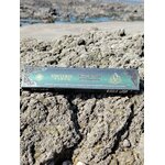 Boîte d’encens masala Triade 15 g Fragrance et Sens, posée sur les rochers face à l’eau en Bretagne, dans une ambiance spirituelle évoquant harmonie, recentrage et élévation.