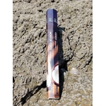 Encens Terra Coco sans charbon posé sur roche en Bretagne, photo minérale évoquant douceur, recentrage et purification.