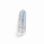 Pointe Angel Aura dressée sur fond blanc, cristal irisé aux nuances lumineuses évoquant la pureté, la clarté d’esprit et une énergie légère.