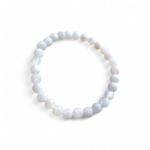 Bracelet pierre de lune 6 mm blanc nacré en perles rondes posé sur fond blanc, photo produit épurée, évoquant l’intuition, la sérénité et l’équilibre intérieur