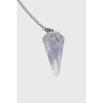 Pendule en cristal de roche transparent sur fond blanc, avec chaîne argentée, évoquant clarté mentale, intuition et recentrage.