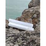 Baguette de sélénite sur rochers en Bretagne face à la mer, pierre blanche naturelle, calme mental et purification subtile.