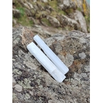 Deux baguettes de sélénite sur roche naturelle en Bretagne, pierres blanches aux reflets soyeux, harmonie intérieure et purification douce.