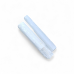 Deux baguettes de sélénite sur fond blanc, pierres blanches lumineuses de la sélection Magic Gaïa en Bretagne, sérénité intérieure et purification énergétique.