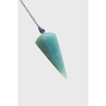 Pendule en amazonite bleu-vert sur fond blanc, chaîne argentée visible, image épurée évoquant douceur, clarté intérieure et harmonie.