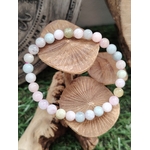 Bracelet Morganite 6 mm présenté sur champignons en bois, perles rondes rose pâle, bleu ciel et vert tendre, bijou en pierre naturelle relié à l’harmonie intérieure, à la paix du cœur et à la bienveillance.