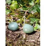 Pierres roulées en aventurine verte sur écorce et mousse, pierre naturelle associée au calme émotionnel, au renouveau et à l’harmonie du cœur.