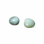 Aventurine verte roulée sur fond blanc, pierre naturelle verte liée à la patience, à la tendresse du cœur et à une énergie plus fluide.