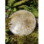Plateau orgonite sélénite Fleur de Vie en décor naturel, disque de rechargement blanc aux inclusions minérales et symbole doré, purification douce et harmonie intérieure.