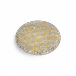 Plateau orgonite sélénite Fleur de Vie sur fond blanc, disque blanc lumineux au motif doré, clarté énergétique et apaisement intérieur.