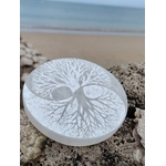 Plateau de sélénite arbre de vie yin et yang sur fond clair, disque blanc gravé aux symboles spirituels, purification douce et harmonie énergétique.