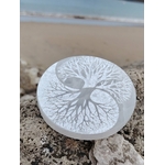 Plateau de rechargement en sélénite avec arbre de vie et yin yang, surface blanche lumineuse, clarté mentale et énergie apaisante.